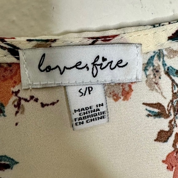 NEW Floral Front Tie Fluted Bell‎ Sleeve Top Size Small​ - Picture 7 of 7